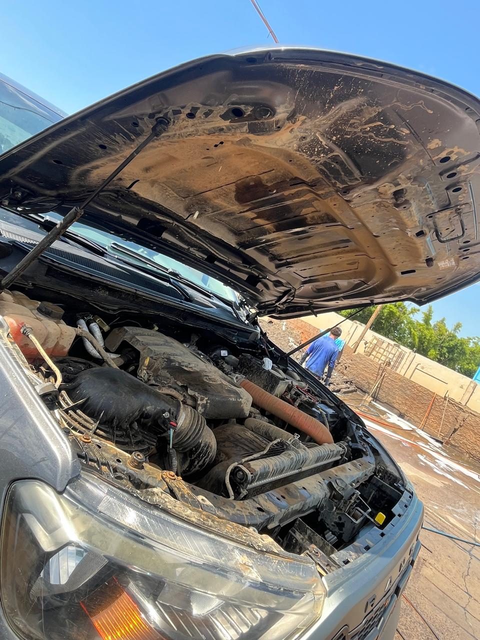 Motor de caminhonete sujo antes da lavagem